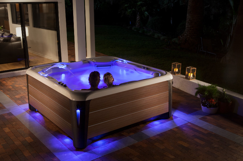 HotSpring-Highlife-2019-Vanguard-AlpineWhite-Teak-Lifestyle-Night-Couple